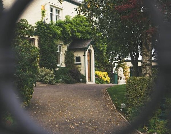 Comment estimer le prix d'un bien immobilier selon sa localisation et son état ?
